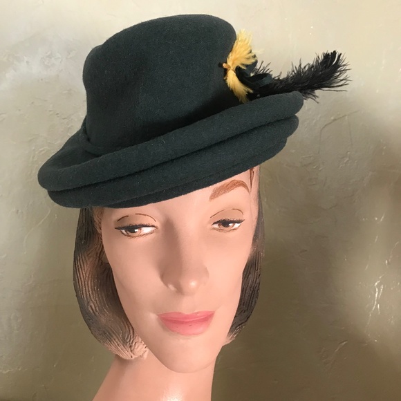 CHIC 1940s GREEN FELT TILT HAT WITH BLACK AND YELLOW OSTRICH FEATHERS main image 14